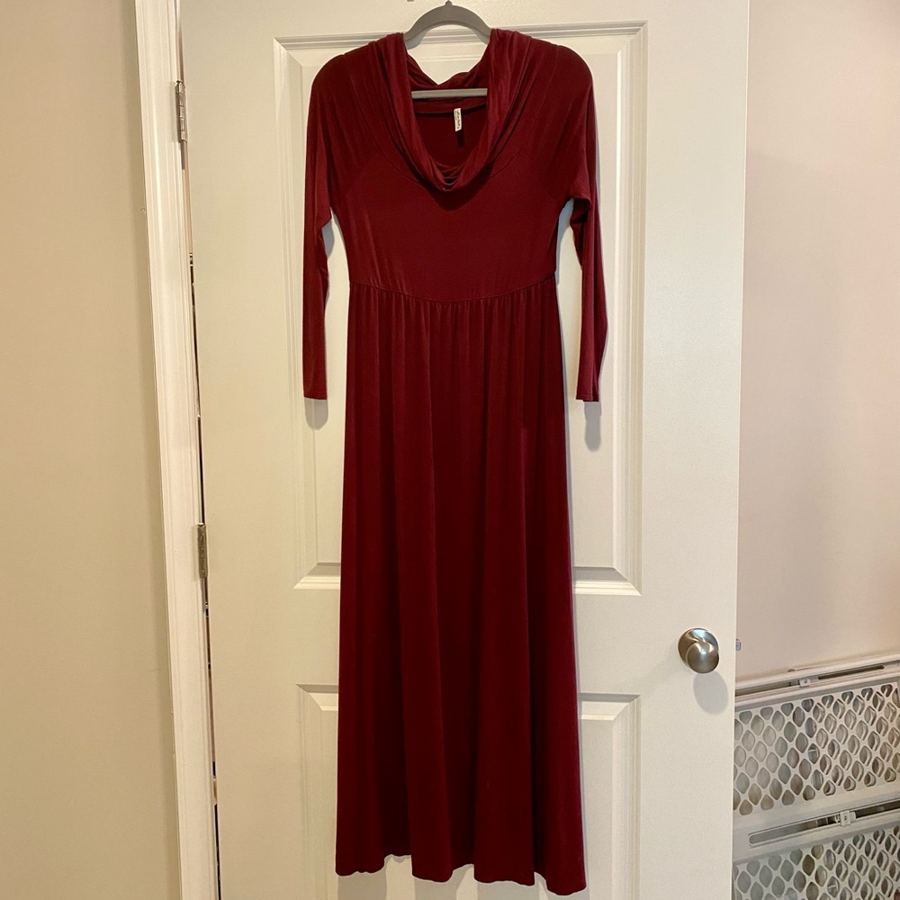Mother Bee Maternity Photo Shoot Dress in Wine